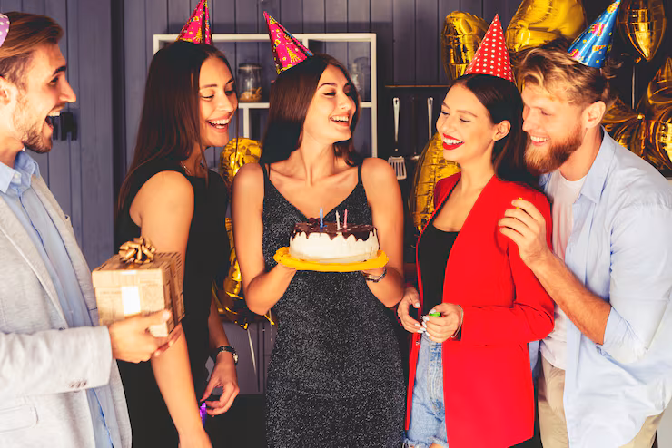 Momento conviviale tra invitati durante una celebrazione