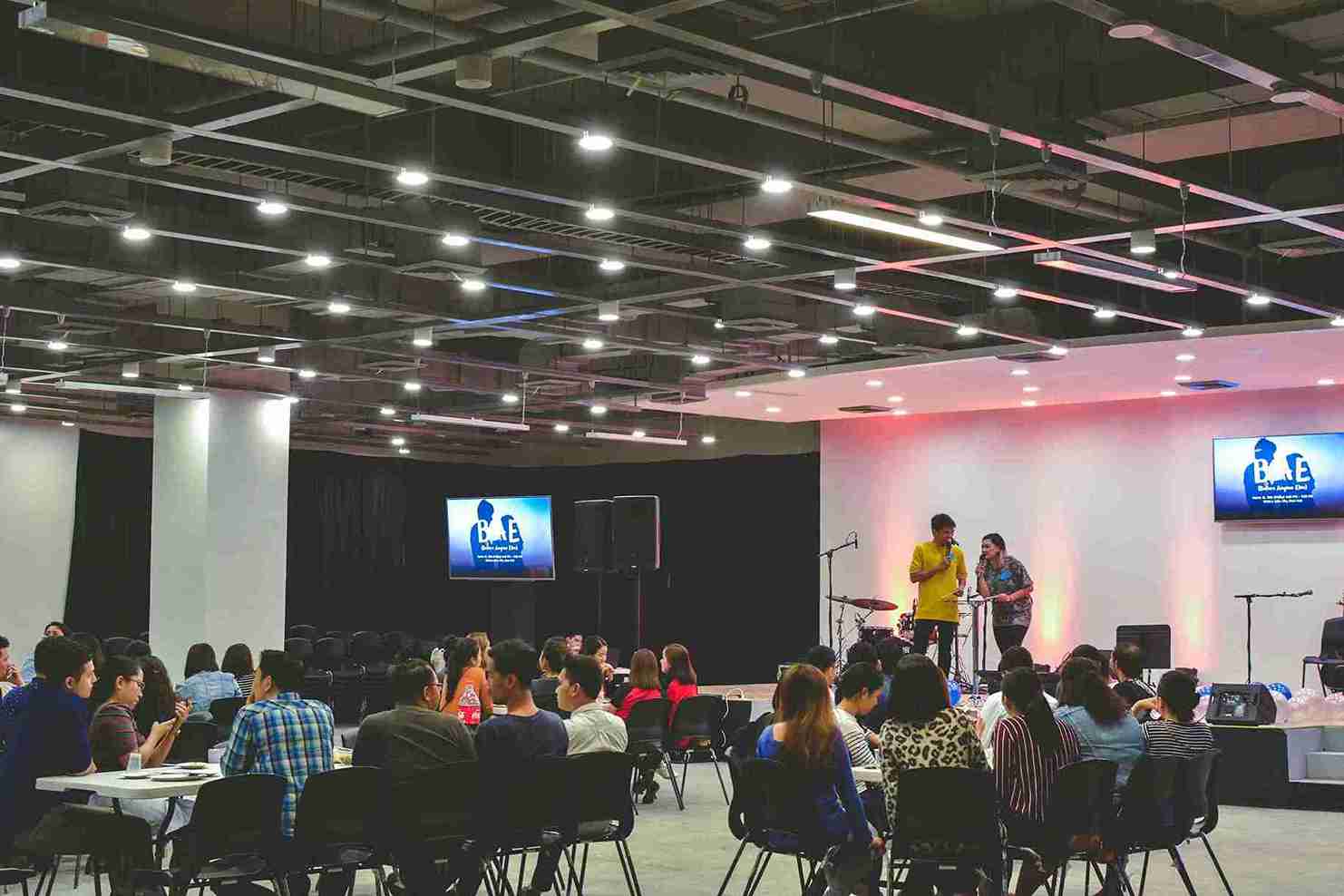 Invitati che si godono una scena luminosa all’evento